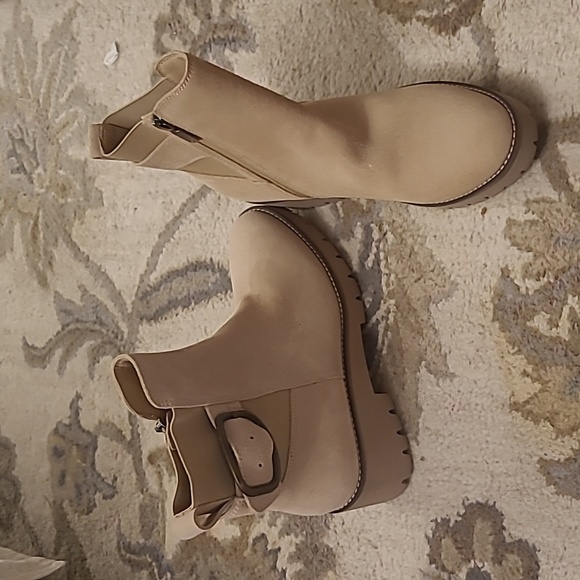 Size 8.5 suede tan ankle boot - Picture 2 of 6